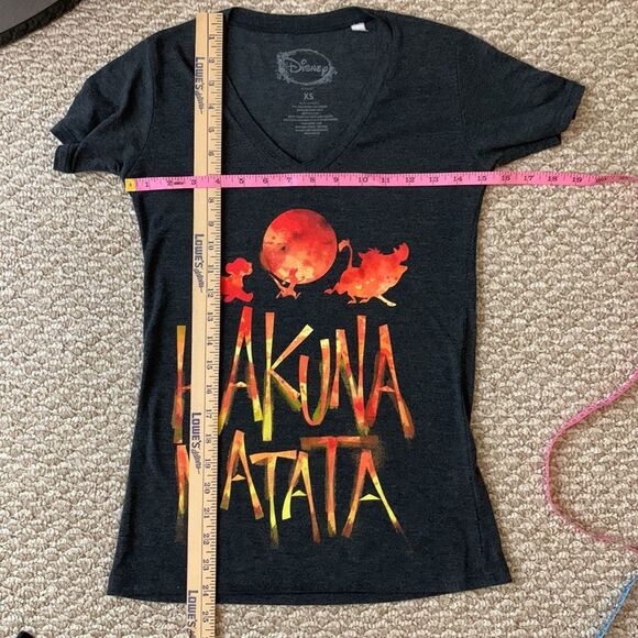 Disney women’s gray short sleeve graphic T-shirt The lion king Hakuna Matata xs - Picture 6 of 6